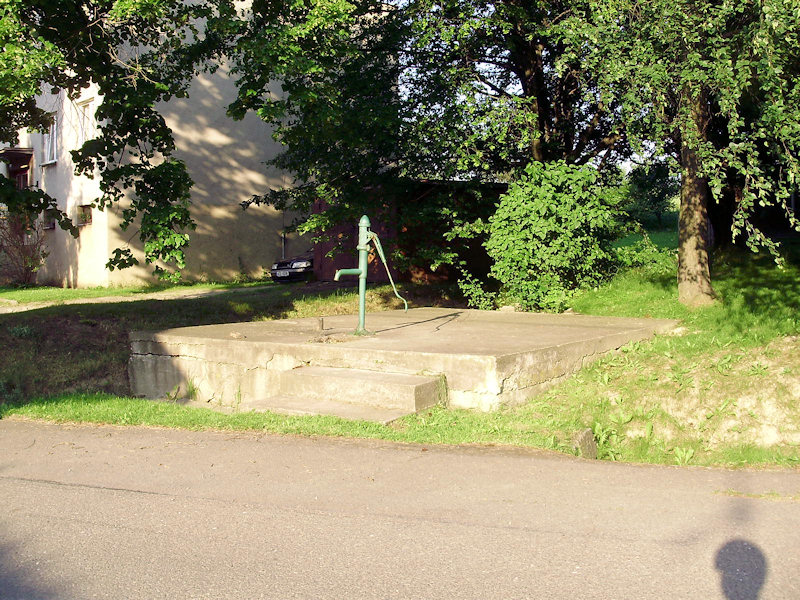studna U paneláku (3593) - červenec 2010